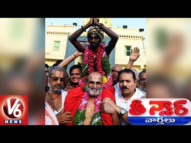 Chilkur Balaji Priest Rangrajan Carries Dalit Devotee On Shoulders Into Temple | Teenmaar News