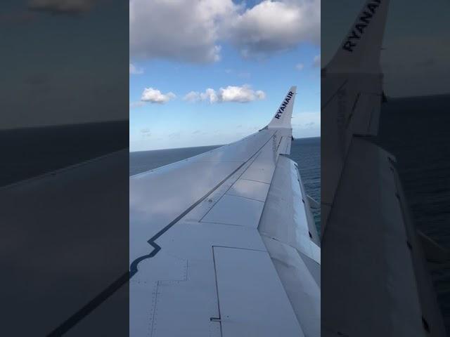Ryanair smooth landing at Arrecife airport