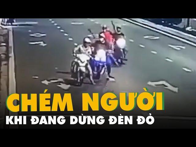 Bắt nghi phạm cầm rựa chém người khi đang dừng đèn đỏ tại một ngã tư ở Cà Mau