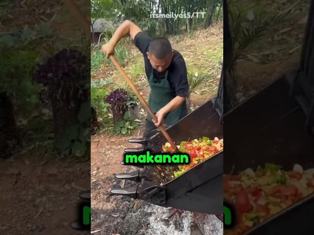 Pria ini memasak dengan cara yang aneh 