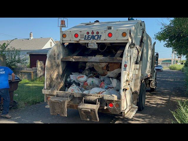 Small Leach Rear Loader Garbage Truck Packing Trash