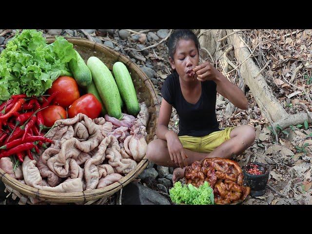 Yummy food: Pig intestine Spices tasty Cooking Vs Peppers sauce - Survival skills Anywhere Ep 104
