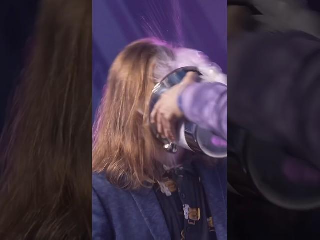 Исполнительница хита из «Слова пацана» нашла своего героя на Эпике! #бои #шоу #шортс #хайп #звёзды
