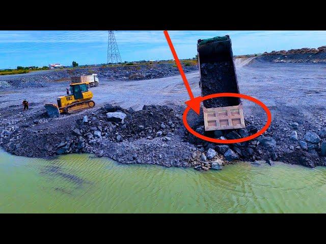 EP25!New project !Expertly move dirt from a 25ton dump truck into the water using a bulldozer