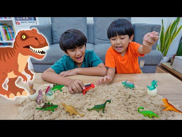 Ziyan dan Kyo Main Dinosaurus di Pasir