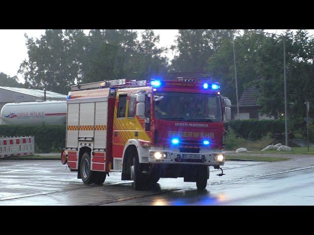 Ankommende FFler + Ausrücken | Freiwillige Feuerwehr Wahlstedt rückt mit Löschzug aus!