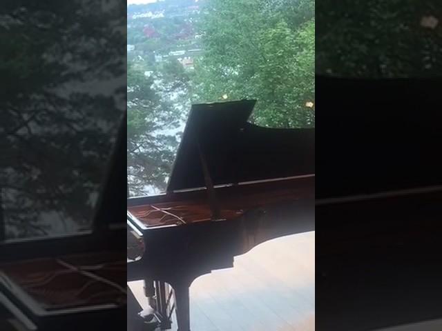 ALEX MÁRQUEZ TOCA EL PIANO EN LA CASA DE EDWARD GRIEG EN BERGEN NORUEGA