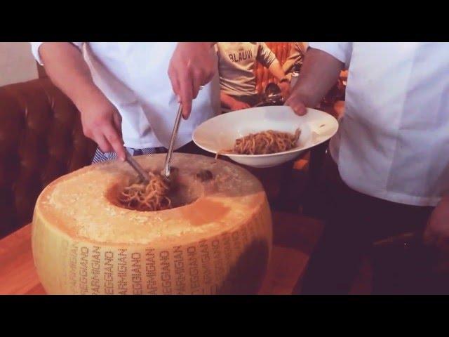 TOP ITALIAN MENU @ RESTAURANT POST IN DORDRECHT: Parmigiano Reggiano cheese wheel cooking