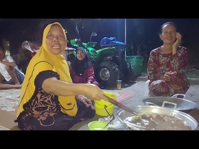 Melekan bersama diemperan rumah emak