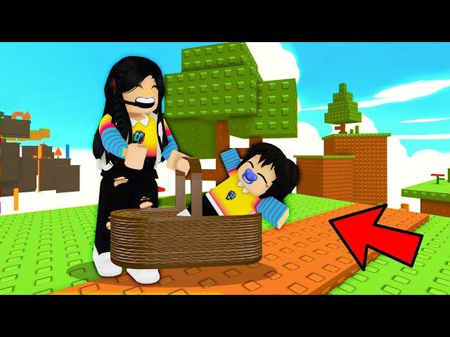 NO DEJES QUE EL BEBÉ SE CAIGA EXTREMO   Roblox con mi hermanita | paolazgames