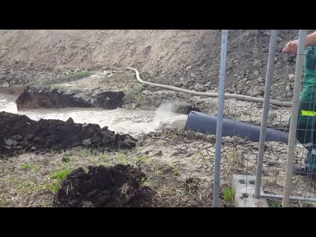 unexpected mud explosion out of pipe (high preassure). at the end