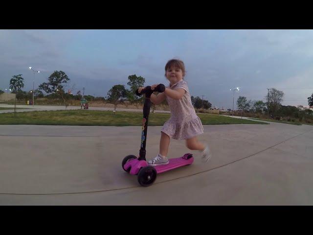 Rolê de Patinete - 2 anos e 3 meses de idade