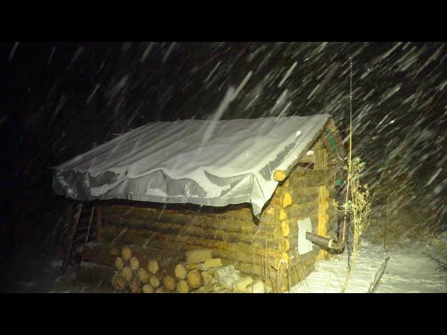 VERSTECKT SICH VOR EINEM SCHNEESTURM IN EINER VERLASSENEN BLOCKHÜTTE. DER WINTER KOMMT!