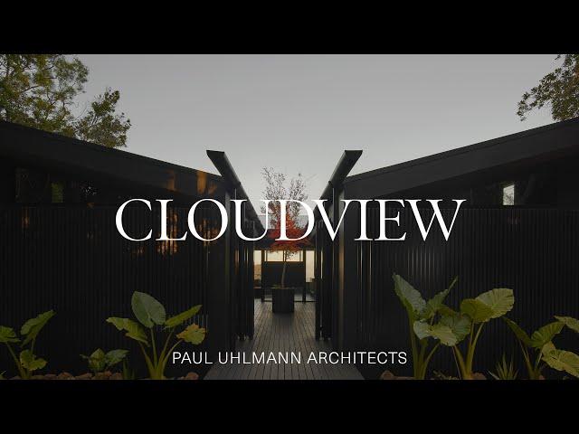 Architekt entwirft eine traumhafte Hütte in den Wolken eines Berges (Hausführung)