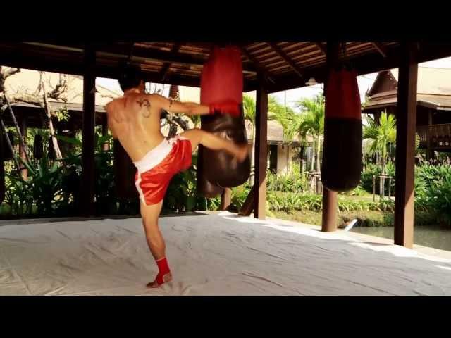 Muay Thai: Heavy Bag Training from Saiyok and Kem