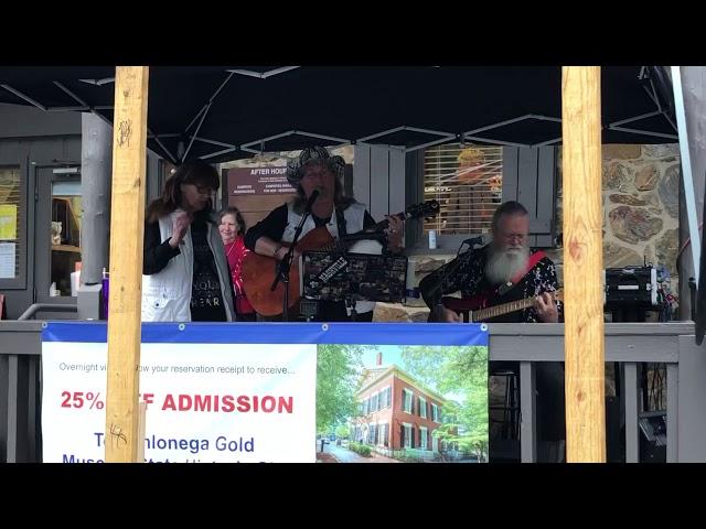 Laura Simon sings a classic cover in the rain “You Really Got Me”