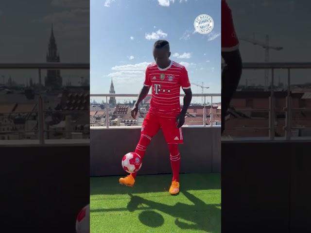 Sadio Mané shows his skills in the FC Bayern jersey