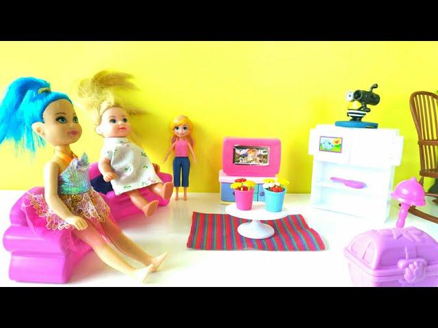 Polly Pocket Misafirlikte Her Yeri Karıştırıyor Anne Barbie