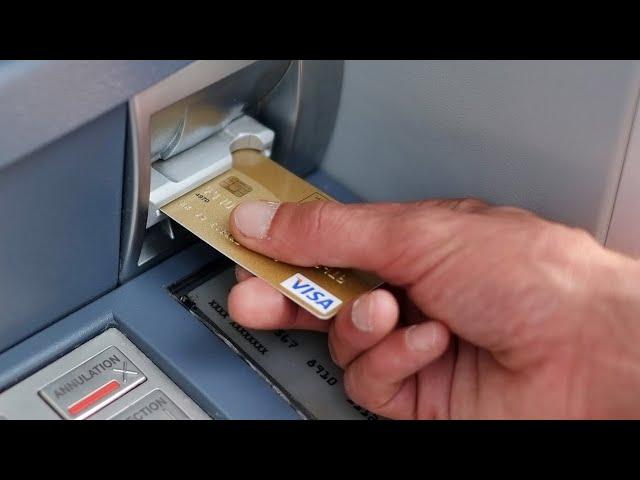 Banques en ligne, paiements par carte… Comment limiter les frais bancaires à l’étranger ?