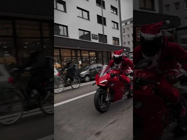 The reindeer are on vacation this season... ️ @dr.patma #HappyHolidays #Ducati