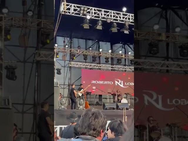 Solo de bajo en festival de isla de maipo, junto al cantante Roberto Lobos