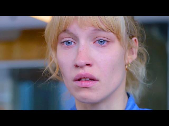 Молодая девушка вышла замуж за мигранта, и он увез ее в страну, где нет телефона и интернета