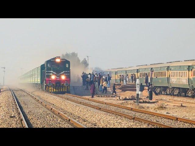 Fareed Express Wait For Hazara Express Crossing & Green Line Express Overtake At Kalanchwala Station