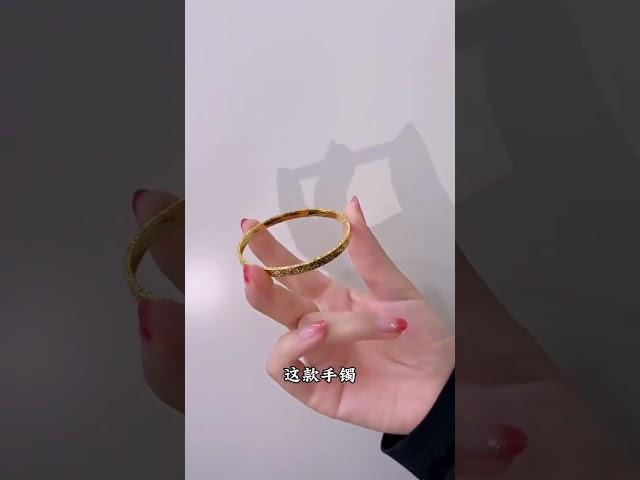 翡翠 珠寶直播 ：手鐲我只戴最閃的️碎碎冰寓意：歲歲平安 #冰种翡翠 #美玉 翡翠戒面 #翡翠直播 #翡翠 #珠宝 #珠寶 #翡翠珠寶 #Shorts