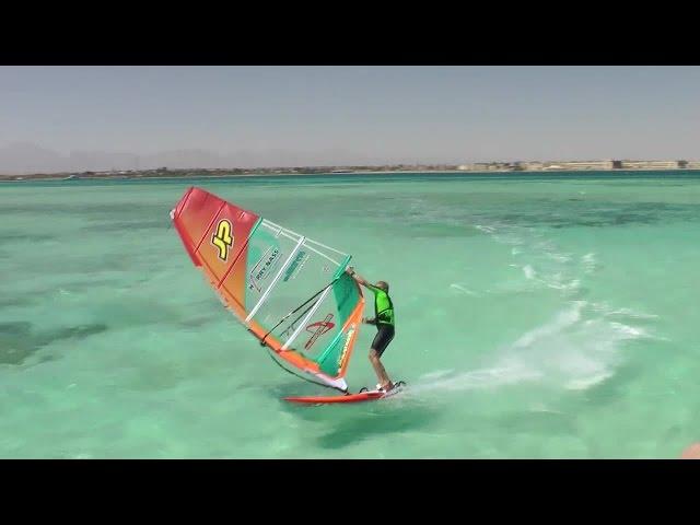 Windsurf-Manöver: Duck Jibe