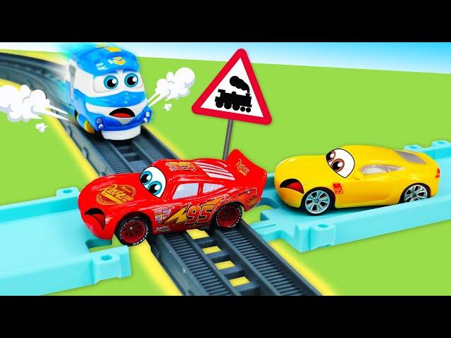 Saetta McQueen giocattolo cade in trappola sulla ferrovia! Giochi per bambini con le macchine