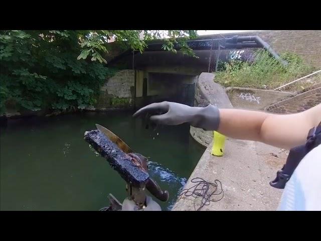 Magnet fishing (weapons galore) (UK) - ITV London News - August 2018