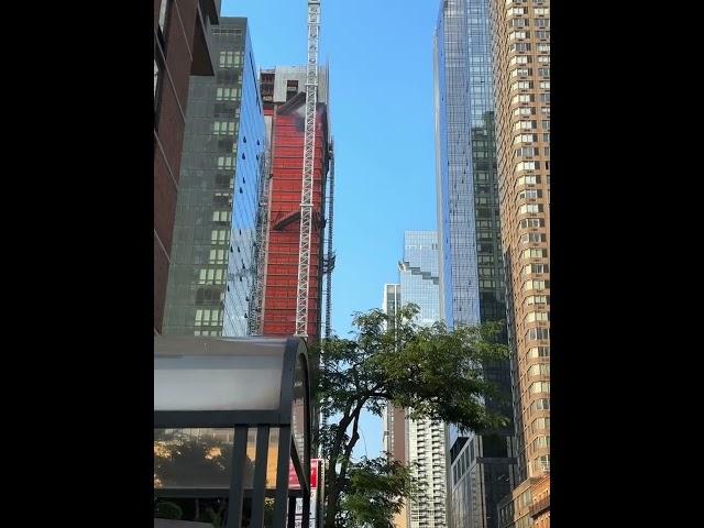 A crane collapse after catching fire and damage a other building in Manhattan, New York