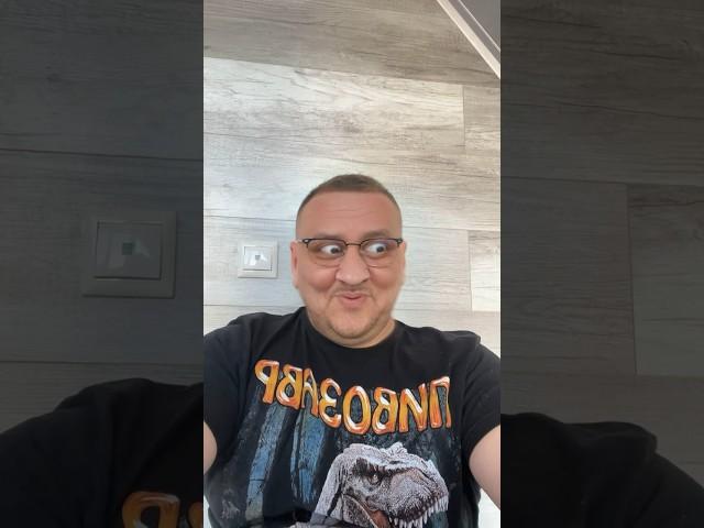 Вызывает генерал поручика Ржевского к себе в кабинет:-Я завтра иду на бал, нужен новый каламбур.￼
