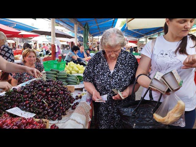 Cu Bunica de la Șofronea in piața la noi in Arad 