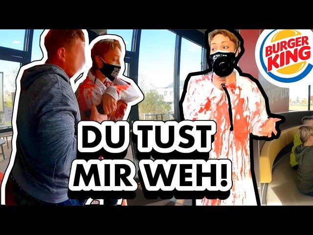 KUNDE GREIFT MICH AN?! | Veganer zeigt Burger King wie Tiere ERMORDET werden | Befreit die Tiere!