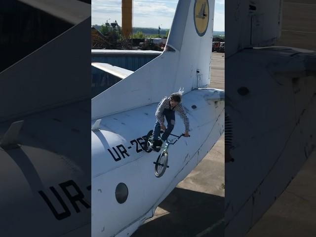 ПРЫГНУЛ С САМОЛЁТА НА БМХ - ПОЙМАЛА ОХРАНА АЭРОПОРТА