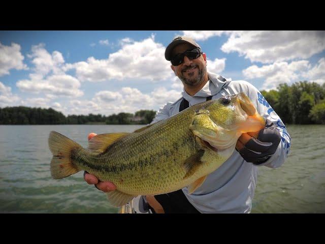 BIG BASS in DEEP GRASS-Summer Bass Fishing