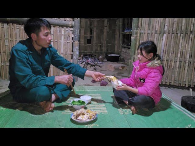 The girl harvested papaya to sell, the uncle came to prepare dinner and they ate happily together.