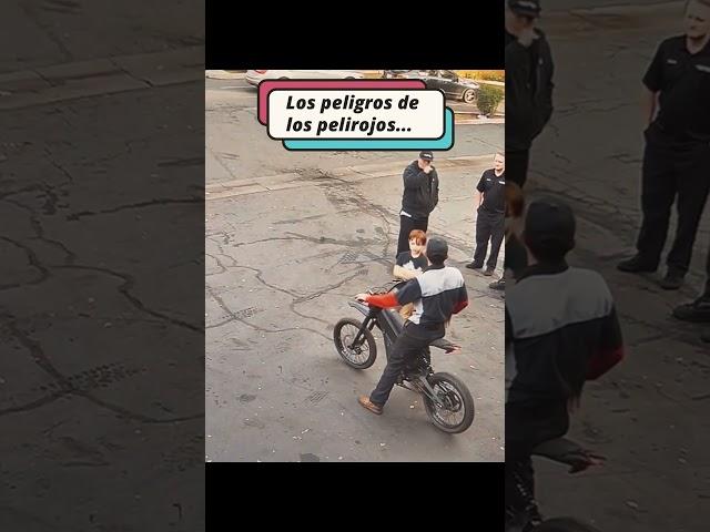 El peligro de los pelirrojos y las motos electricas