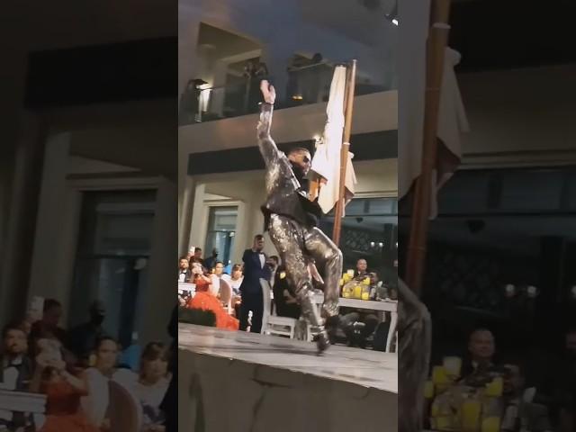 لحظة سقوط محمد رمضان خلال دخوله لفعاليات مهرجان الضيافة في دبي