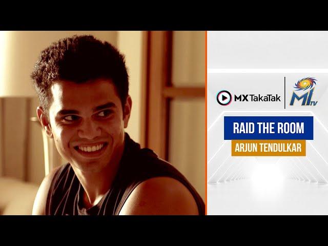 Aditya Tare pays Arjun Tendulkar a surprise visit | तरे ने चेक किया अर्जुन का रूम | IPL 2021