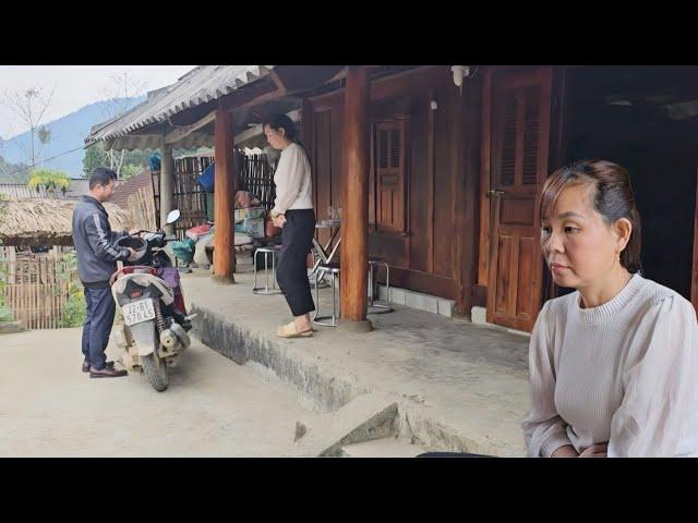Ms. Tuyet advised the commune official to return home to calm her mother's anger.