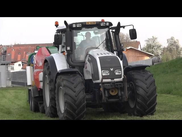 Valtra T202 und Orkel Smartbaler mit Mantelfolie