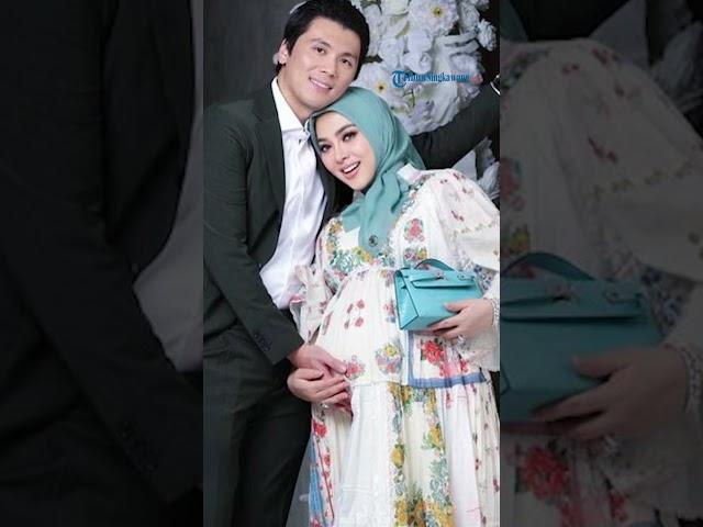 Adik Syahrini Bongkar Foto Kehamilan Istri Reino Barack Yang Sempat Disembunyikan