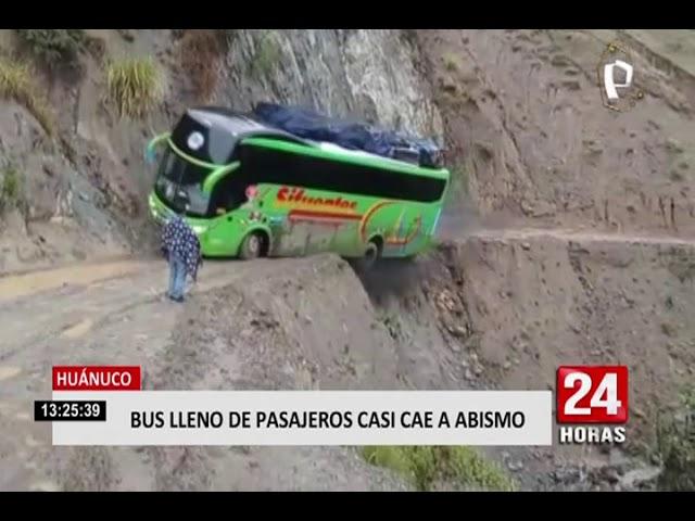 ¡De infarto! bus lleno de pasajeros estuvo a punto de caer a un abismo