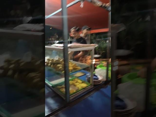 Nasi Uduk Permata Depok..  Lele nya Nongol Tuh maas... hahaha..