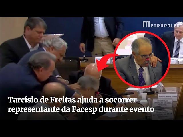 Tarcísio de Freitas ajuda a socorrer representante da Facesp durante evento