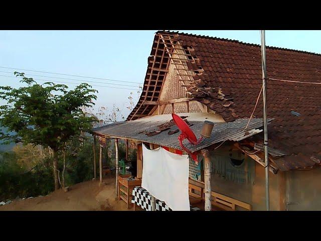 AKIBAT ANGIN KENCANG GENTENG RUMAH SAMPAI RONTOK