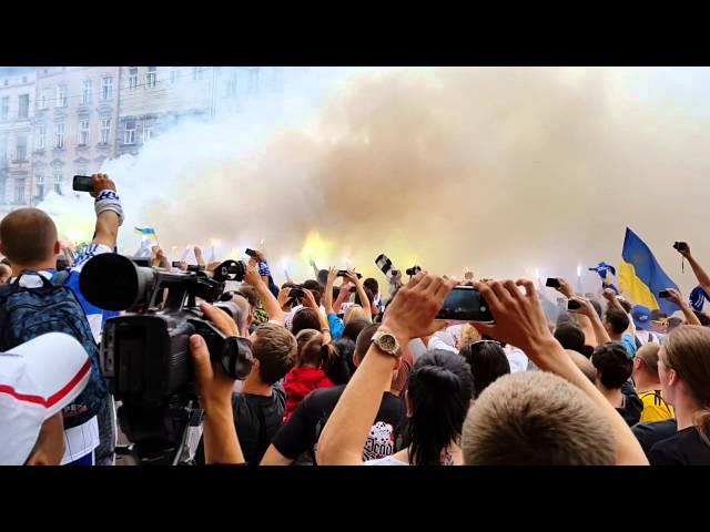 Перфоменс ультрас на Площади Рынок во Львове перед матчем "Динамо" - "Шахтер"