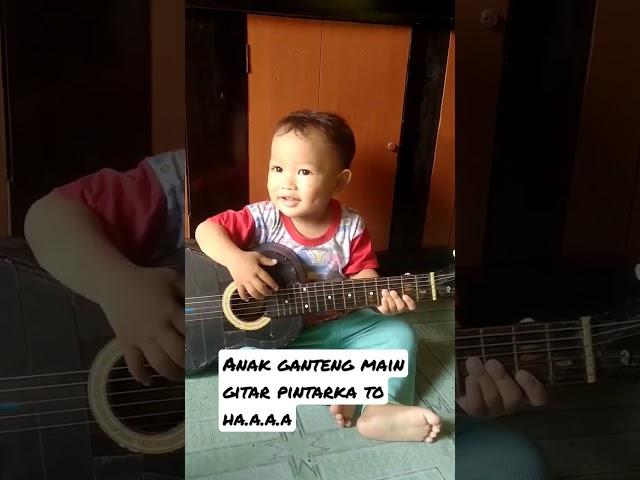 anak ganteng main gitar